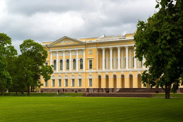 St. Petersburg, Rusland - juni 2 2017. Noordelijke gevel van Michaels palace, gebouw van staat Russische museum. — Stockfoto