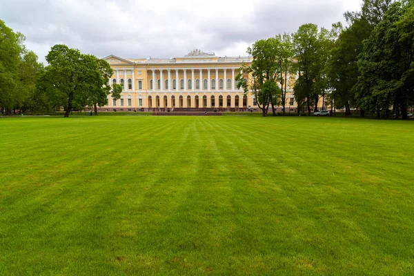 St. Petersburg, Rusya - 2 Haziran 2017. Kuzey cephe Michaels Sarayı, Bina durumu Rus Müzesi.