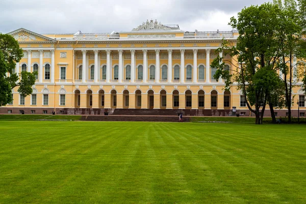 San Petersburgo, Rusia - 2 de junio de 2017. Fachada norte del palacio de Michaels, edificio del Museo Estatal Ruso . — Foto de Stock