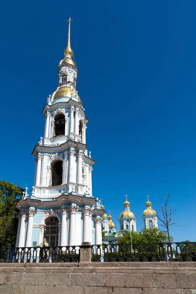 St. Petersburg, Rusya - 4 Haziran 2017. Deniz St. Nicholas Katedrali'nin çan kulesi — Stok fotoğraf
