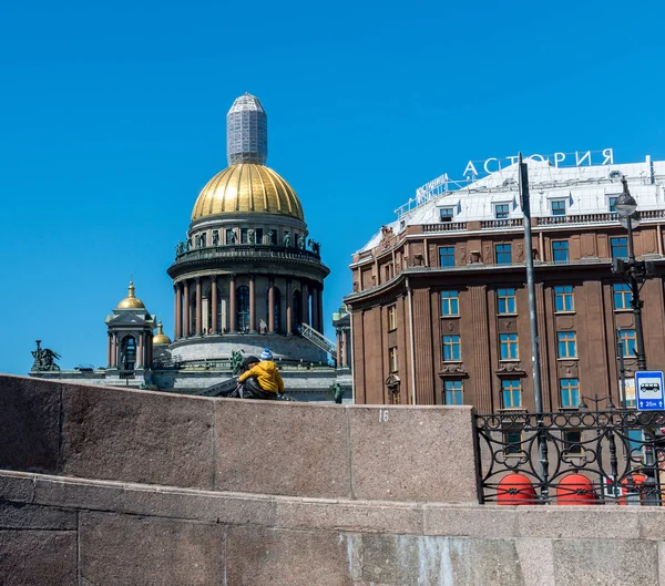 St. Petersburg, Russia - June 4 2017. View from embankment to dome of St. Isaac's Cathedral and hotel Astoria — Stock Photo, Image
