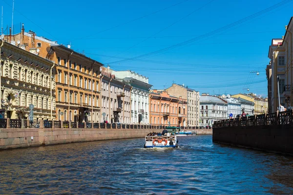 San Petersburgo, Rusia - 4 de junio de 2017. Arrastre del río Moika y Consulado General de Japón —  Fotos de Stock