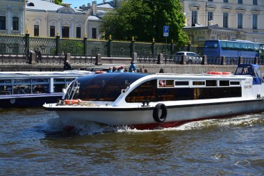 St. Petersburg, Rusya - 4 Haziran 2017. Odyssey - zevk tekne Nehri üzerinde
