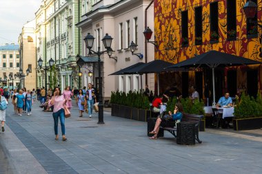 Moskova, Rusya - 25 Temmuz. 2017. Stoleshnikov lane yayalara şehrin tarihi merkezinde olduğunu