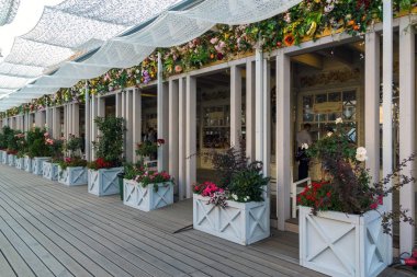 Moskova, Rusya - 25 Temmuz. 2017. Ticaret pavyonlar Tverskaya Meydanı