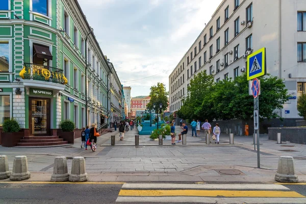Moscou, Russie - 25 juillet. 2017. Stoleshnikov lane est une rue piétonne dans le centre historique de la ville — Photo