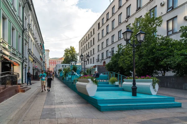 Москва, Російська Федерація - 25 липня. 2017. Stoleshnikov lane є пішохідній вулиці в історичному центрі міста. Традиційне місце прогулянок москвичів — стокове фото