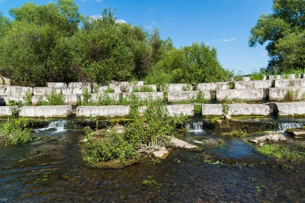 Blocs de béton sur une petite rivière - barrage — Photo