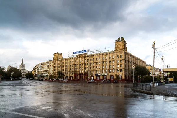 Wolgograd, Russland - November 04.2016. das Gebäude des Hauptpostamtes in der mir Straße. — Stockfoto