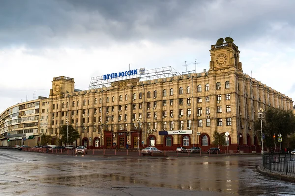 Βολγκογκράντ, Ρωσία - Νοεμβρίου 04.2016. Το κτίριο του κεντρικό ταχυδρομείο βρίσκεται στην οδό Mir. — Φωτογραφία Αρχείου