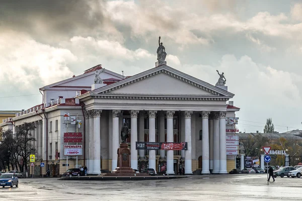 Volgograd, Rússia - novembro 04.2016. Novo Teatro Experimental na rua Mir . — Fotografia de Stock