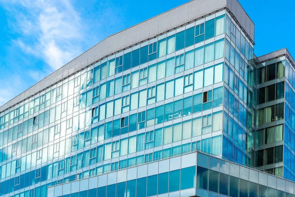 Immeuble de bureaux sur fond de ciel, vue d'en bas . — Photo