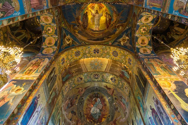 San Petersburgo, Rusia - 6 de junio de 2017. techo con mosaico de la Iglesia del Salvador sobre la Sangre o Catedral de la Resurrección de Cristo — Foto de Stock