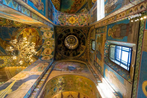 São Petersburgo, Rússia - 6 de junho de 2017. teto com mosaico de Igreja do Salvador em Sangue ou Catedral da Ressurreição de Cristo — Fotografia de Stock