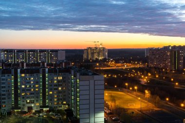 Gece cityscape Zelenograd, Moskova inşaat alanı ile. Rusya