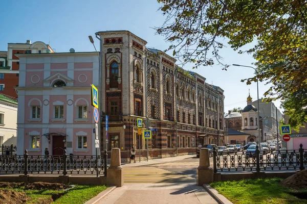 Moscow, Russia - August 31. 2017. home of Patriarchal Metropolitan of Constantinople and Temple of St. Sergius of Radonezh — Stock Photo, Image