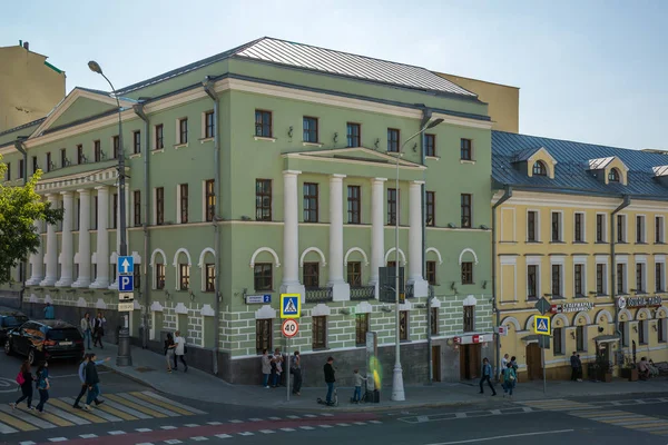 Moscou, Russie - 31 août. 2017. Centre commercial et complexe résidentiel - Neglinnaya Plaza — Photo