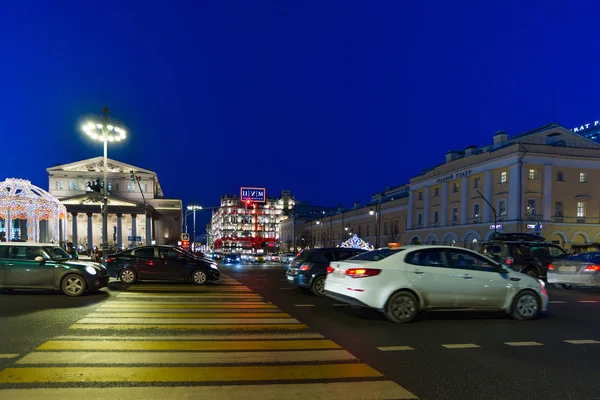 Moscú, Rusia - 10 de enero. 2018. Vista del Teatro Bolshoi y Tsum al lado del Pasaje de la Calle del Teatro en Navidad — Foto de Stock