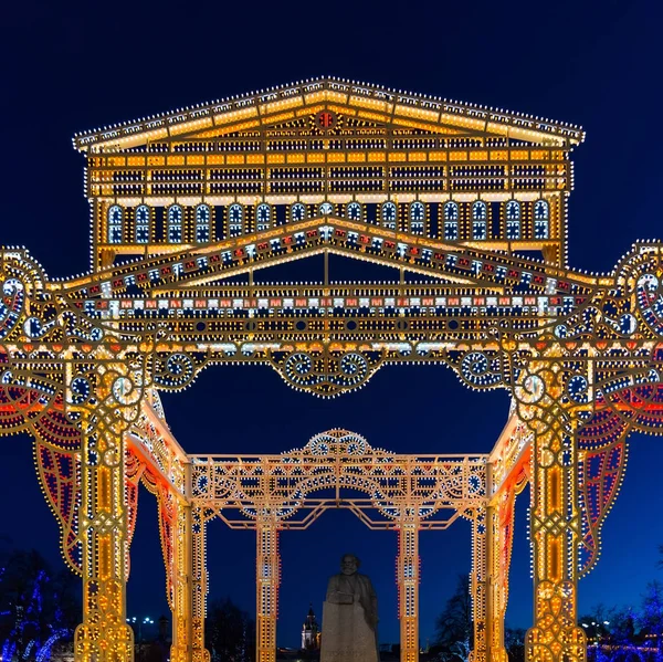Moskwa, Rosja - 10 stycznia. 2018. światło instalacji Festiwal podróż na święta Bożego Narodzenia na plac rewolucji — Zdjęcie stockowe