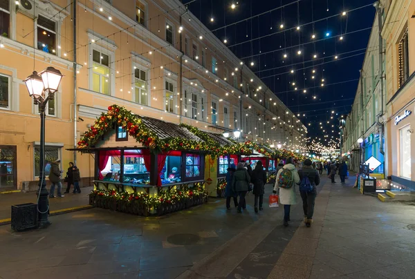 Moscú, Rusia - 10 de enero. 2018. El festival es un viaje a la Navidad en la calle Rozhdestvenka — Foto de Stock