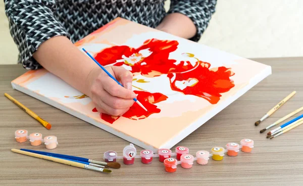 Een Vrouw Hand Trekt Een Schilderij Met Een Penseel Verf — Stockfoto