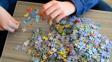 Gençler bulmacaları sehpada biriktirirler..