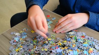 Gençler bulmacaları sehpada biriktirirler..