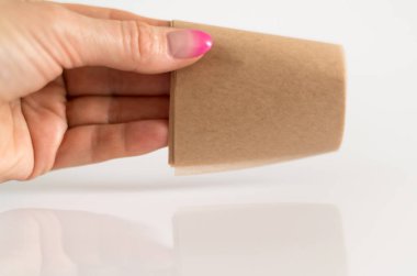 Yağlı parlak yüzünden kaldırmak için kozmetik peçete örgüler.