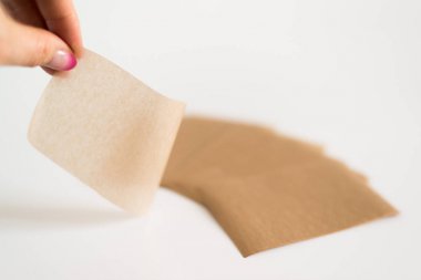 Yağlı parlak yüzünden kaldırmak için kozmetik peçete örgüler.