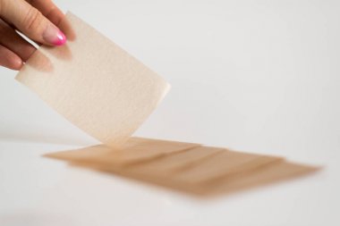 Yağlı parlak yüzünden kaldırmak için kozmetik peçete örgüler.