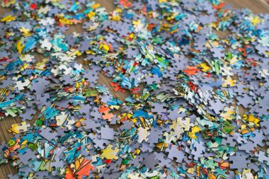 Bulmacalar bir yığın masaya yatıyor.