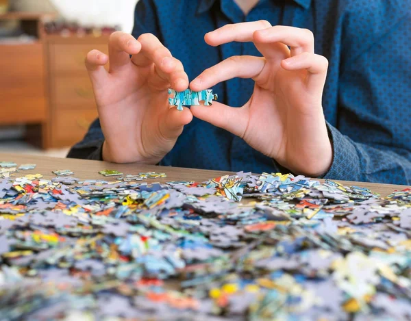 Een Tiener Verzamelt Puzzels Een Salontafel — Stockfoto