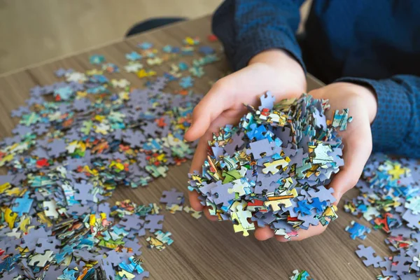 Stapel Puzzels Handen Van Een Tiener — Stockfoto