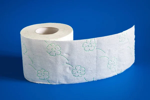 Roll of white soft toilet paper on blue background — Stock Photo, Image