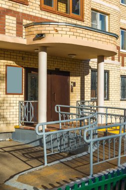 Tuğla yapılmış modern yüksek katlı bina girişine.