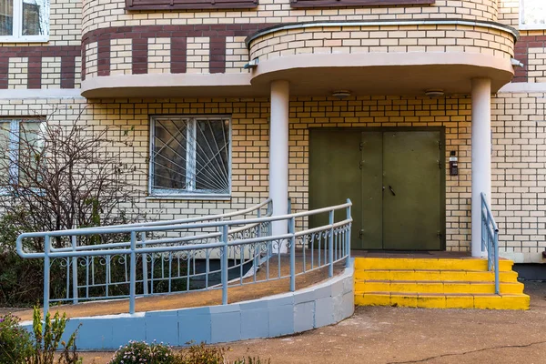 Entrada a un moderno edificio de gran altura hecho de ladrillos . — Foto de Stock