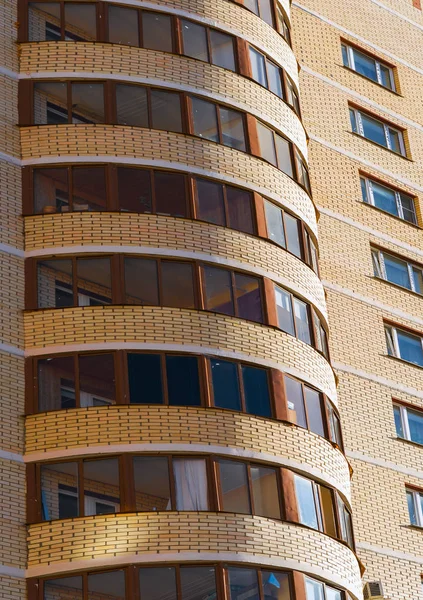 Półkolisty balkon w nowoczesnym budynku mieszkalnym. — Zdjęcie stockowe