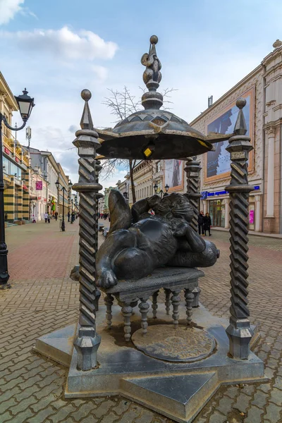 Kazan, Rússia - 27 de março. Em 2017. Monumento a gato em Bauman Street . — Fotografia de Stock