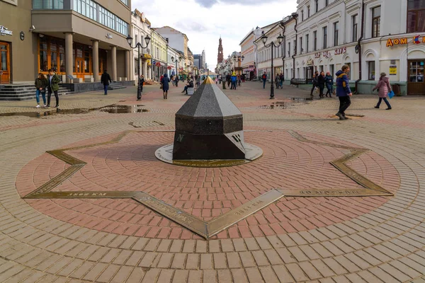 Kazán, Rusia - 27 de marzo. 2017. Zero Meridian - signo conmemorativo en la calle Bauman —  Fotos de Stock