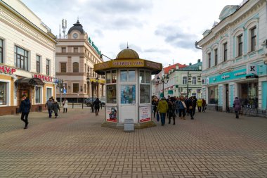 Kazan, Rusya Federasyonu - 27 Mart. 2017. Hediyelik eşya dükkanı Bauman Caddesi üzerinde