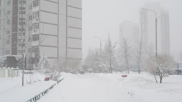 Winter stad landschap tijdens de sneeuwval in Moskou, Rusland — Stockvideo