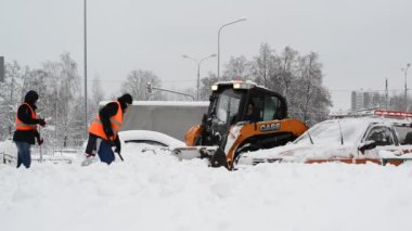 Moskova, Rusya - 4 Şubat. 2018. işçi kürek ve traktörler kullanarak kar kaldırma