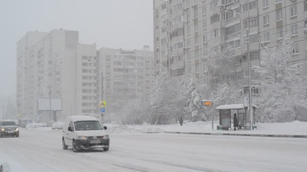 Moskva, Ryssland - 4 februari. 2018. trafik på väg efter snöfall i Norrtälje — Stockvideo