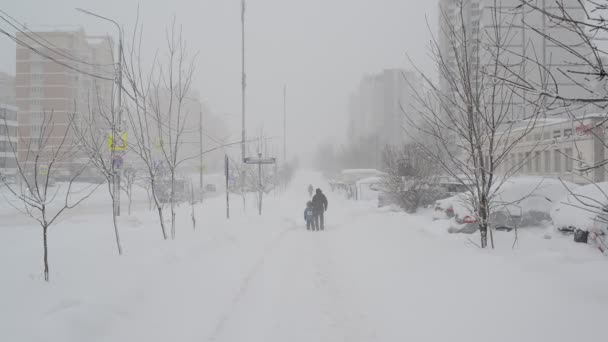 Moskou, Rusland - 4 februari. 2018. de sterke blizzard in stad van Zelenograd — Stockvideo