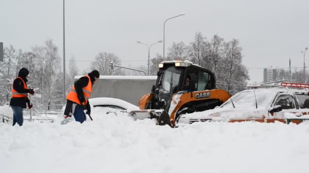 Moskau, Russland - 4. Februar. 2018. Arbeiter beseitigen Schnee mit Schaufeln und Traktoren — Stockvideo