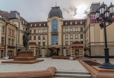 Kazan, Rusya Federasyonu - 27 Mart. 2017. ünlü şarkıcı Bauman sokak adı aynı otelin avlusunda anıt