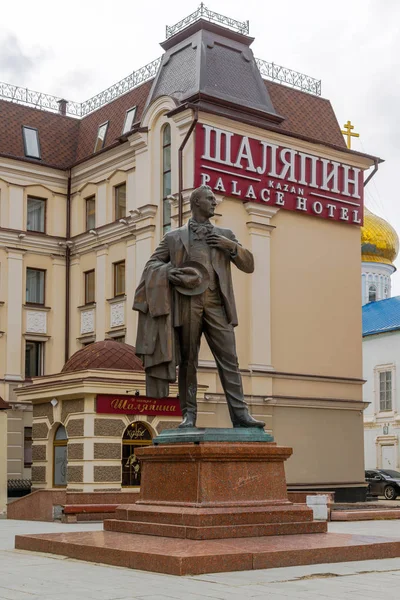 Kazan, Russland - 27. mars. 2017. Monument til den berømte sangeren på gårdsplassen av samme navn hotell i Bauman Street – stockfoto