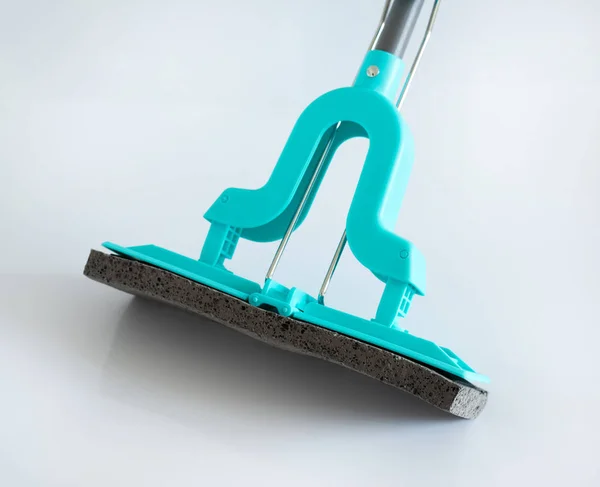 Blauwe mop voor het wassen van de vloer op lichte achtergrond — Stockfoto