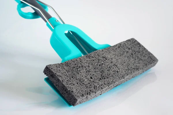 Blauwe mop voor het wassen van de vloer op lichte achtergrond — Stockfoto