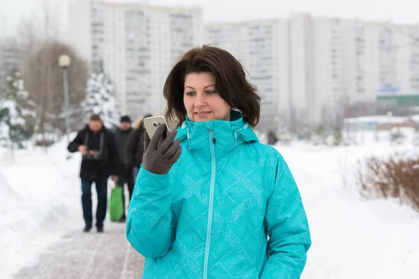 La donna guarda su telefono in città di Mosca, Russia — Foto Stock